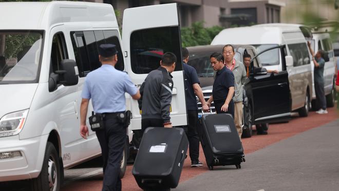 媒体人：领事馆相关人员抵达C罗酒店，C罗还未离开